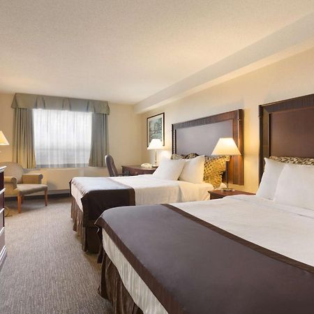 Travelodge Hotel By Wyndham Vancouver Airport Ричмънд Екстериор снимка