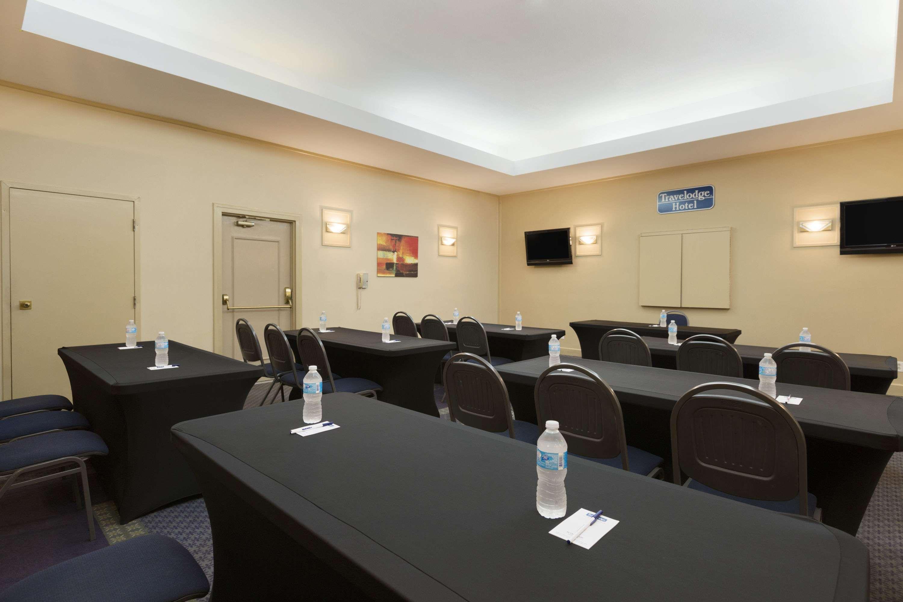 Travelodge Hotel By Wyndham Vancouver Airport Ричмънд Екстериор снимка