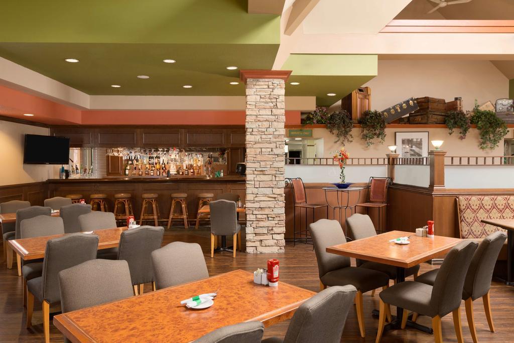 Travelodge Hotel By Wyndham Vancouver Airport Ричмънд Екстериор снимка