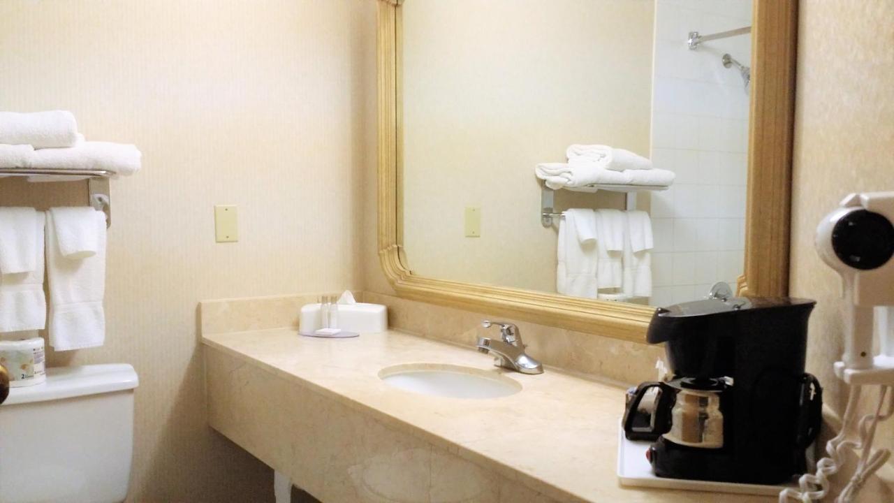 Travelodge Hotel By Wyndham Vancouver Airport Ричмънд Екстериор снимка