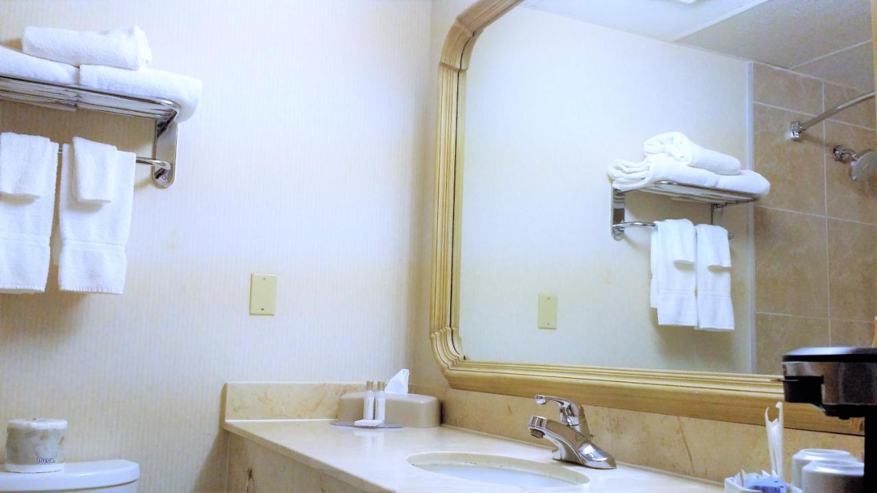 Travelodge Hotel By Wyndham Vancouver Airport Ричмънд Екстериор снимка
